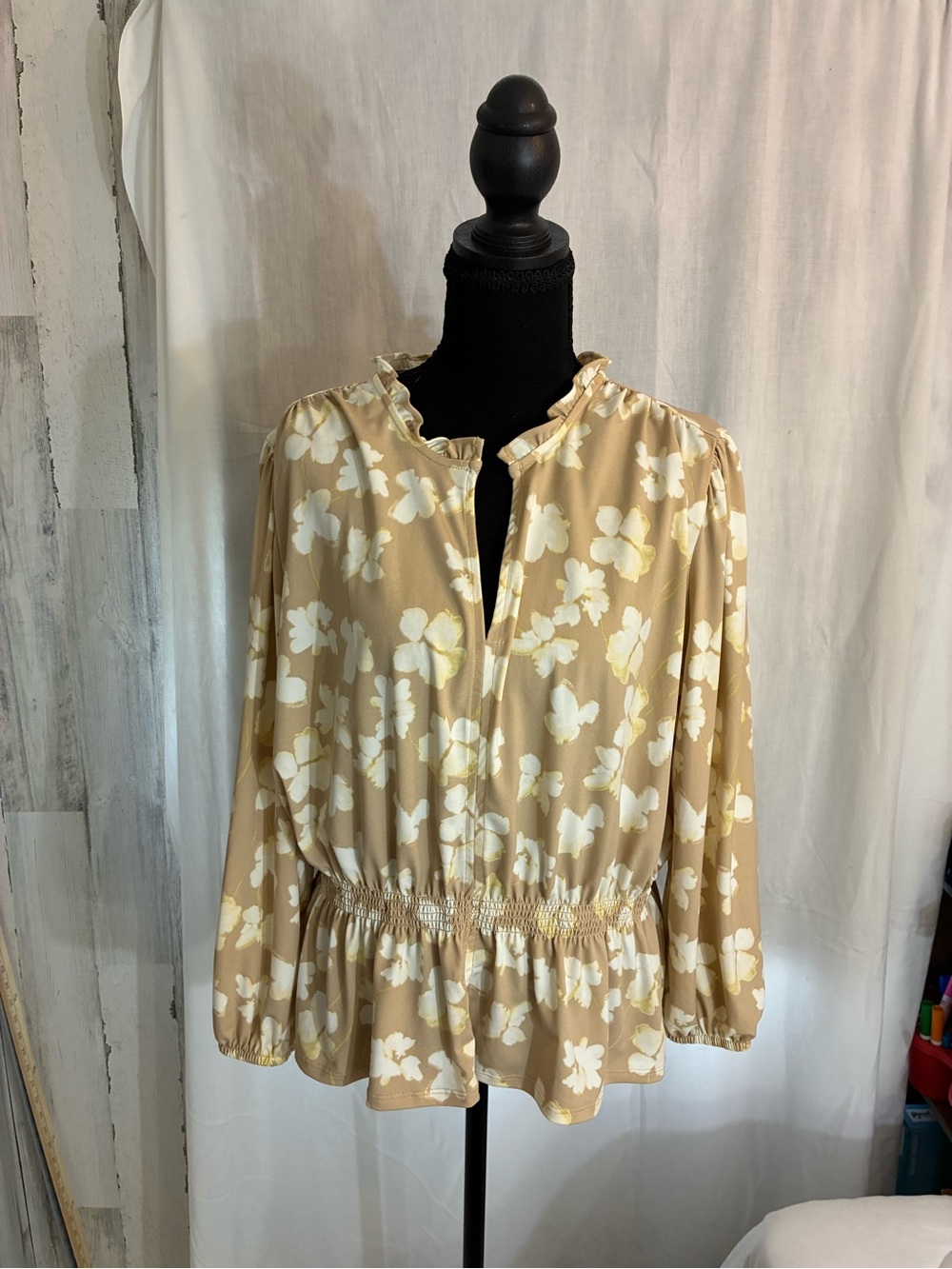 Simply Vera Vera Wang Beige Floral Peplum Blouse